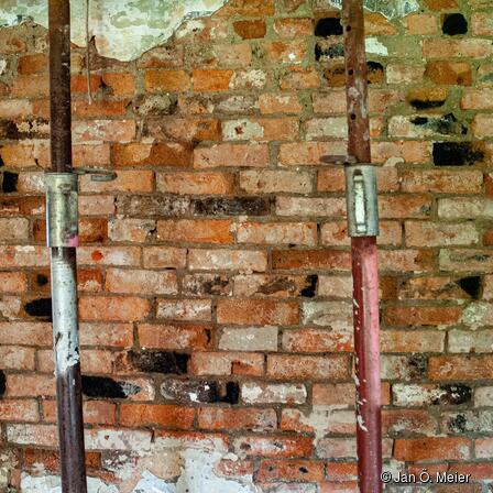 Utlandfriesisches Haus Langenhorn, 1669: Verwendung von Steinen aus Kohlebrand. Innenmauerwerk, Mittelwand Ost.