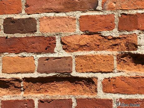 Weniger hart gebrannte Steine, sog Bleekers, verpliestern. Solche Befunde nicht sorgfältig geprüfter Steine treten erst nach Jahren zutage. Auch bei Sanierungen mit wiederverwendeten Steinen kann das passieren