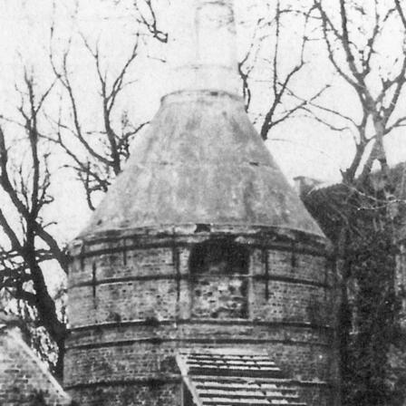 Der Gardinger Kalkbrennofen an der Süderstraße von 1844 wurde 1909 abgerissen. Durch die Luke wurde der Ofen befüllt und danach zugemauert. Das Foto entstand kurz vor dem Abbruch.