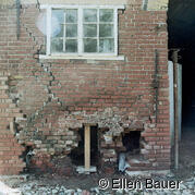 Stückweise Abbau des defekten Mauerwerks mit Abstützungen