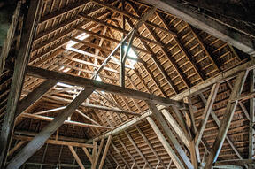 Dachstuhl eines 4-Ständer-Stallhaubargs (mit Sonderkonstruktion zur Firstrettung), Tetenbüll.